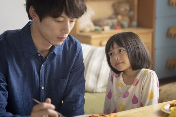 西山夕平(坂口健太郎)になつく朝子(倉田瑛茉)