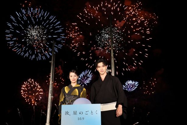【写真を見る】おんまく花火大会に浴衣姿で登場した横浜流星と広瀬すず