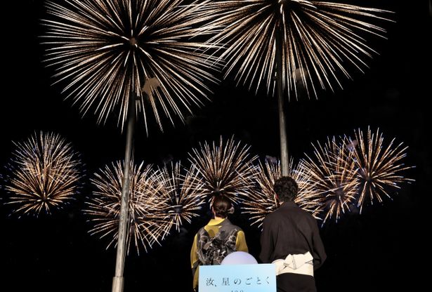 おんまく花火大会を楽しむ2人