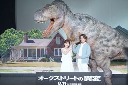 映画『オークストリートの異変』(8月14日、日米同時公開)の公開直前イベントに登場した辻希美＆杉浦太陽夫妻