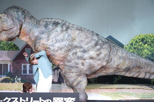 急に襲いかかってきたティラノサウルスから逃れるため思わずしゃがみ込む辻