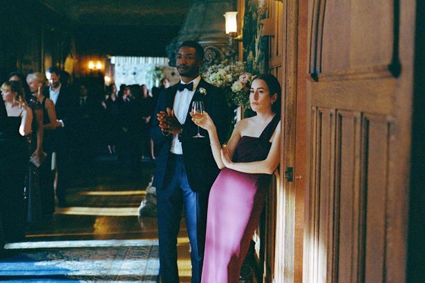 チャーリーの親友マイク(ママドゥ・アティエ)とレイチェル(アラナ・ハイム)の夫婦が付添人に