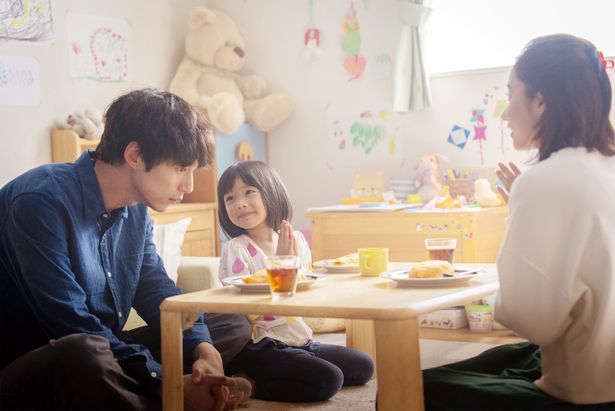 13年前、朝子には父親のような人がいた…。幼少期の朝子を、倉田瑛茉が演じる