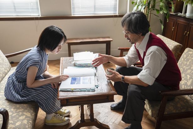 朝子は、母が殺された事件の真相を確かめようと当時の弁護士を訪ねる