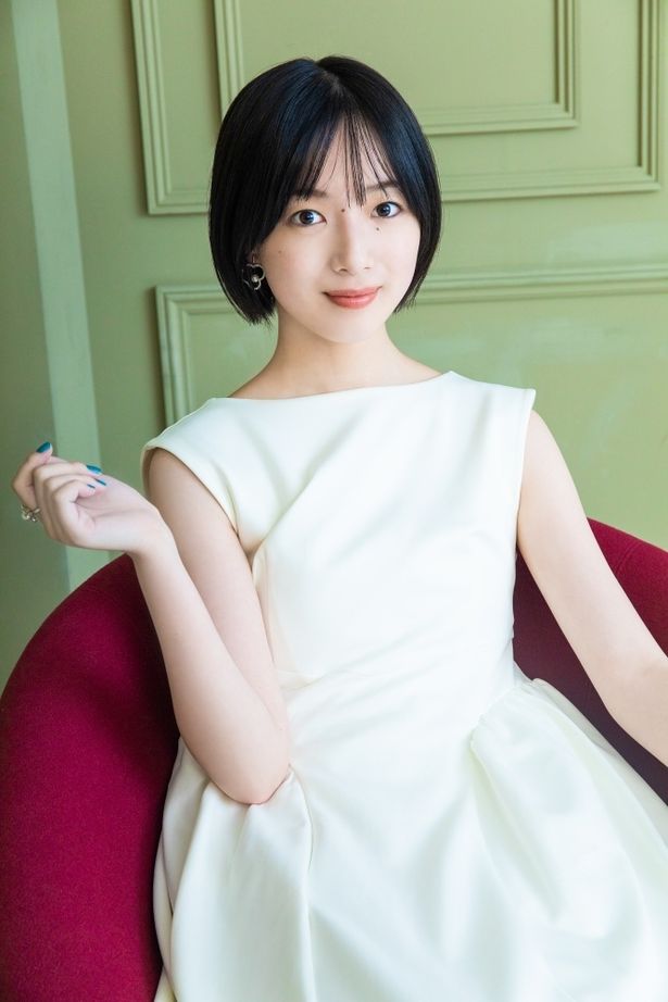 【写真を見る】透明感あふれる凛とした佇まいに注目！早瀬憩の撮りおろし