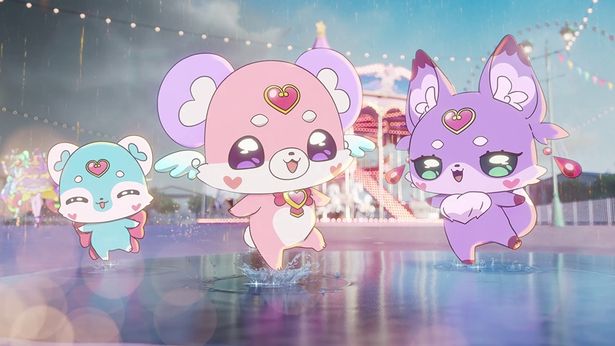 遊園地を背景にダンスを合わせる様子が映し出される