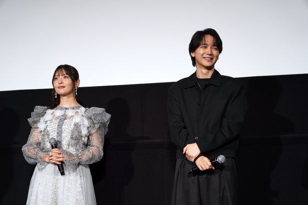 観客の反応に笑顔を見せる2人