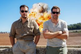 ジェイク・ギレンホールとヘンリー・カヴィルが驚きの撮影現場や、ロザムンド・パイク、エイザ・ゴンザレスらとの共演について語る
