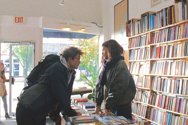 『ドラマなふたり』で運命的な出会いを果たしたチャーリー(ロバート・パティンソン)とエマ(ゼンデイヤ)