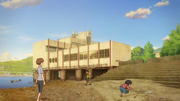 『しらぬひ』には、熊本県に実在する“海の上にある学校”がモデルとなった風景も登場