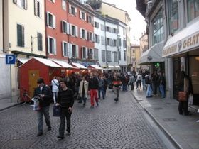 町中に立つ露天には日に日に人が増えていく