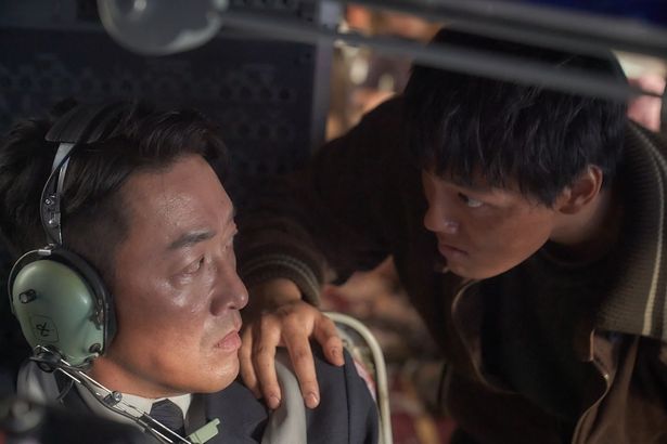 【写真を見る】ハ・ジョンウ演じる副操縦士のテインは、負傷した機長に代わって操縦かんを握る