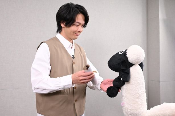 【写真を見る】ショーンから直々に任命書を受け取る中村倫也
