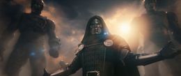 新ヴィラン、ドクター・ドゥームの過去が明らかに…！『アベンジャーズ／ドゥームズデイ』最新予告解禁