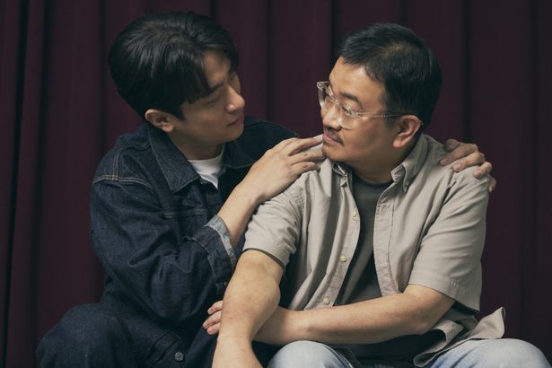 【写真を見る】息ぴったりのヨン・サンホ監督とパク・ジョンミン！見つめ合う和気あいあいカットを撮りおろし