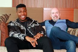 ノリノリで、東京破壊シーンへの思い入れを語るジョン・ボイエガ(左)と、デナイト監督