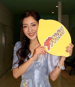 文音は、父・長渕剛と「ザテレビジョン」のレモンについて「知ってます。持たなかったんですよね」と笑った