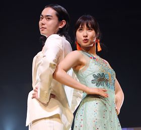 菅田将暉＆土屋太鳳が春ファッションでランウェイに登場！