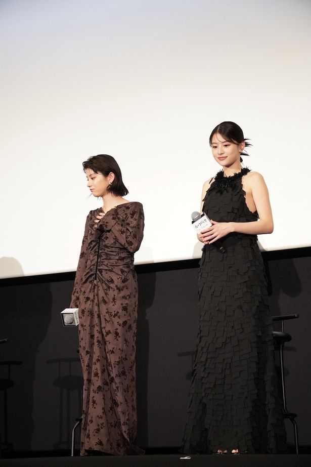 【写真を見る】洗練された立ち姿…出口夏希はブラックドレス、蒔田彩珠はブラウンドレスで登場！