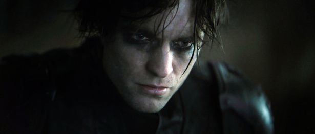 マスクを脱いだあとも残る目の周りのメイクがより暗さを演出する(『THE BATMAN-ザ・バットマン-』)