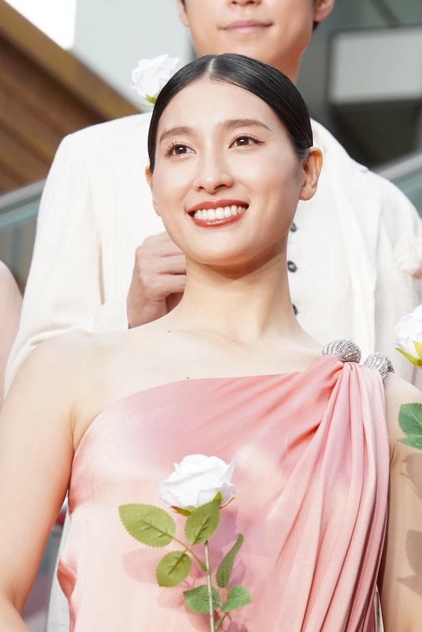 主人公の輪花を演じる土屋太鳳