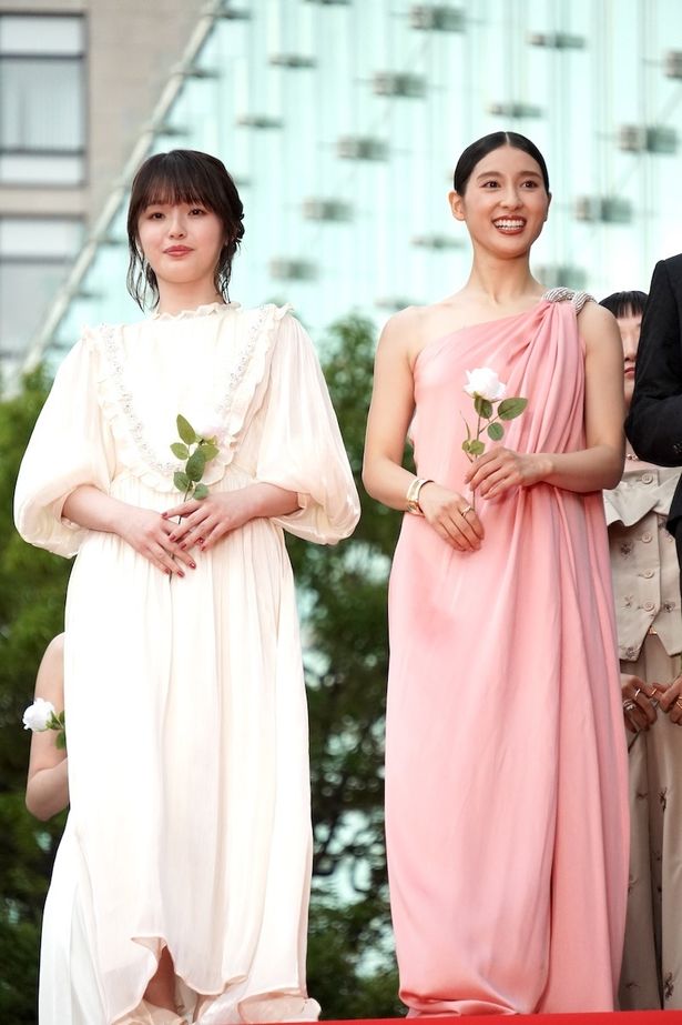 豊嶋花は、レースやビジューをあしらったロマンティックなホワイトドレスで登場