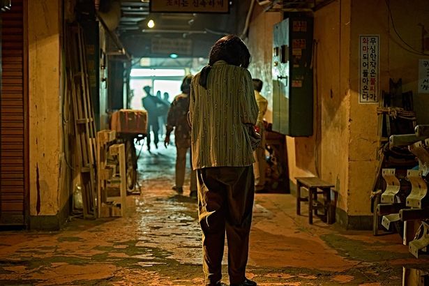 誰もがその容姿を“醜い”と語る母ヨンヒの顔とは？(『顔 －かお－』)