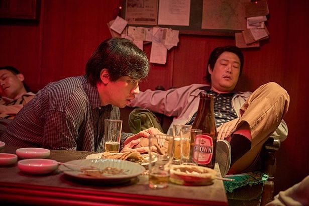 【写真を見る】パク・ジョンミンが主人公と父の若き日を一人二役！父と母の知られざる過去が明らかに…(『顔 －かお－』)