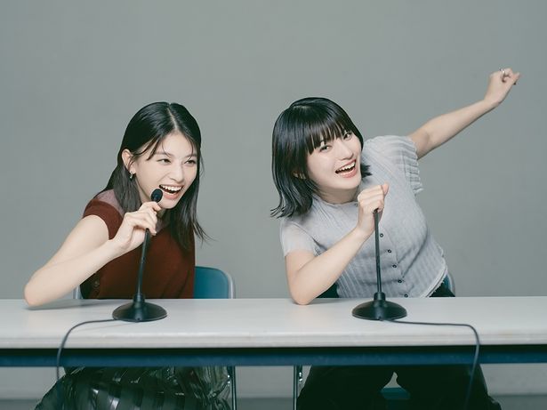 【写真を見る】和気あいあいの掛け合いを見せた『ルックバック』主演の出口夏希と蒔田彩珠の校内放送は全国618の高校で9月30日まで放送中！