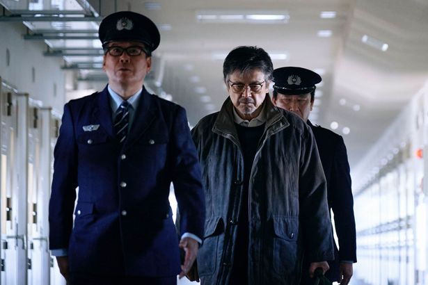 容疑者として浮上し自供した和真の父である倉木達郎を、三浦友和が重厚感ある演技で体現