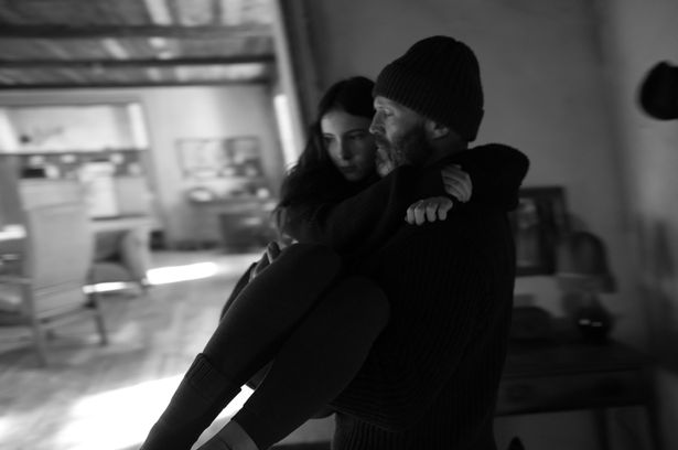 【写真を見る】『シェルター』では身寄りのない少女を守る寡黙な男を演じるジェイソン・ステイサム