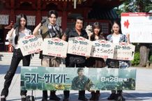 映画『ラスト・サバイバー』(8月28日公開)の大ヒット祈願イベントに登場した、芸能界イチサバイバル術に長けた藤岡ファミリー