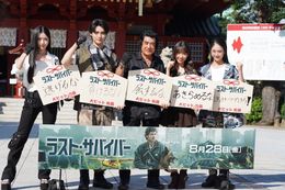 映画『ラスト・サバイバー』(8月28日公開)の大ヒット祈願イベントに登場した、芸能界イチサバイバル術に長けた藤岡ファミリー