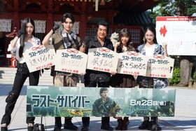 映画『ラスト・サバイバー』(8月28日公開)の大ヒット祈願イベントに登場した、芸能界イチサバイバル術に長けた藤岡ファミリー
