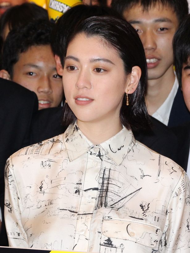 三吉彩花の登場に、会場も「かわいい！」