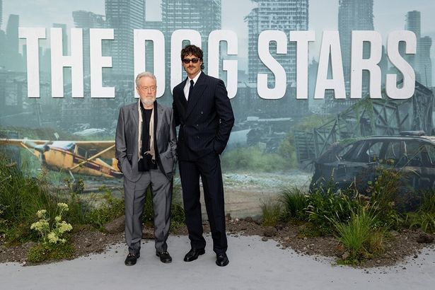 【写真を見る】『ラスト・サバイバー』のロンドンプレミアに出席したリドリー・スコットとジェイコブ・エロルディ