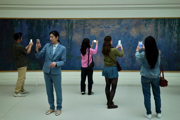 オランジュリー美術館には「睡蓮」の連作8枚が展示されている