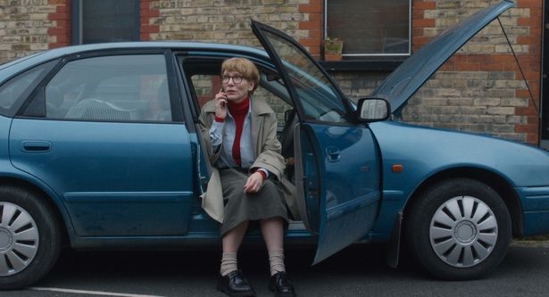 「MOTHER」篇より、実家へ向かう途中、故障した車のなかから電話をかける姉(ブランシェット)