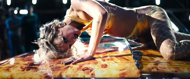 ジュリア・デュクルノー監督『TITANE／チタン』は、カンヌ国際映画祭パルム・ドールを受賞