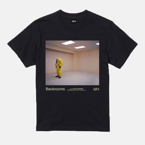 【写真を見る】2種類の「A24公認『バックルームズ』日本オリジナルTシャツ」の販売決定！