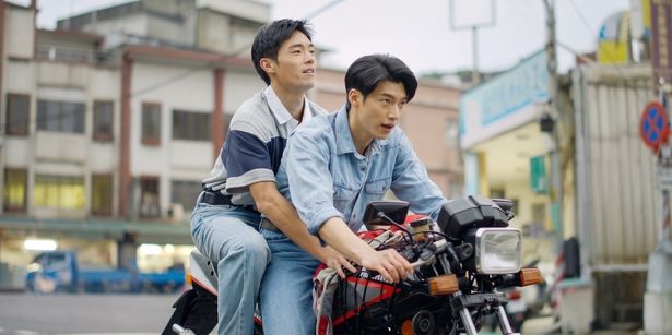 バイクに二人乗りするジャン・ハオ(ムー・セン)とジーチュワン(リウ・ユーレン)