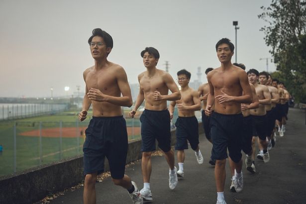 勇ましく上半身裸でランニングする部員たち