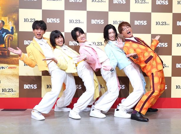【写真を見る】フォトセッションでモナキポーズを披露！酒井一圭は「この体勢、結構キツイ…」と苦笑い