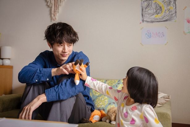 【写真を見る】ゲームで遊ぶ坂口健太郎と倉田瑛茉の微笑ましいやり取りを収めたメイキング映像＆写真が解禁