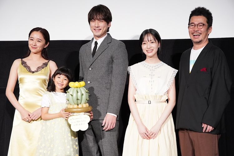 坂口健太郎「すごい！」倉⽥瑛茉がサプライズ登場＆『私はあなたを知らない、』海外公開決定を発表