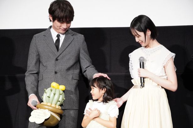 【写真を見る】坂口健太郎、倉⽥瑛茉の登場に笑顔！優しく頭をなでた