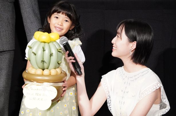 幼少期の朝子を演じる倉田瑛茉