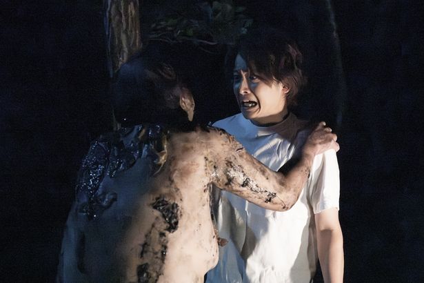 全裸で処刑された村人が夜中に悪霊となり訪れた人間を襲う