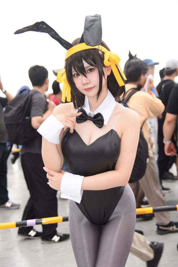 【写真を見る】タイトなバニースーツ姿の涼宮ハルヒなど、魅力的なコスプレイヤーを一挙に紹介