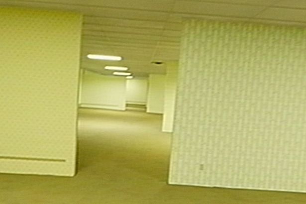 海外のインターネット上で広まったクリーピーパスタが元ネタ(『バックルームズ』)